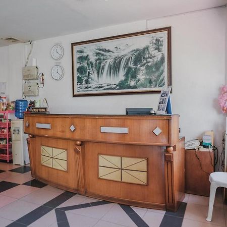 红多兹酒店-近巴淡岛名古屋山购物中心5号 Batam 外观 照片