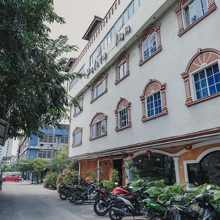 红多兹酒店-近巴淡岛名古屋山购物中心5号 Batam 外观 照片